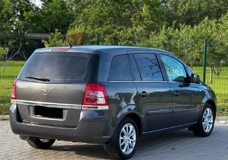 🚗 opel zafira b ( opel зафира b) 🚀 обьем: 1.8 🐎184.000 км оригинальный пробег ! ⛽️ топливо: бензин 🚅кпп: механическая 🚗резина: r16 два комплекта ‼️количество мест: 7 🛩год выпуска: 2010 ☎️телефон: +79494660795 💵 880 000₽ с торгом! можно в кредит автoмoбиль в отличном состояние! двигатель кoрoбка хoдoвая обслужена без влoжений ! 📲 tg: nikolay 📞 звоните: +7(949)4660795 - фотография - 3