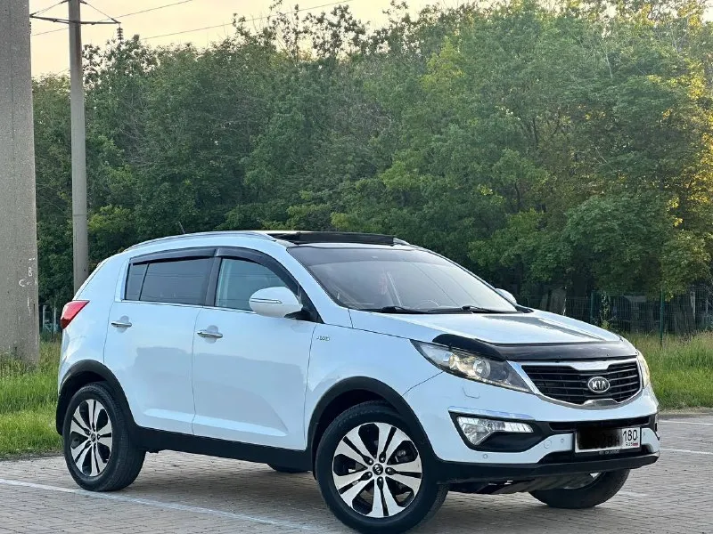 Kia sportage 2012год 4wd автомобиль в идеальном состоянии! вложений абсолютно не каких не требует, полностью обслужена, кузов весь в заводском окрасе, стекла все родные включая лобовое! пробег родной 187тыс, км любые проверки с вашей стороны приветствуется, двигатель 2.0 бензин коробка автомат самый простой и надежный как говорится! комплектация максимальная! авто парковка панорама старт стоп авто запуск с ключа двухзонный климат контроль управление на руле андроид система carplay подогрев сидений всех подключаемый полный привод складывание зеркал и многое другое! также два комплекта резины с документами полностью порядок продажа от собственника цена за данный автомобиль 1.375-000₽ ▶️смотреть больше фото◀️ возможно обмен на авто дешевле звоните +7949-551-6875 📲 tg: n_77 📞 звоните: +7(949)5516875 - фотография - 1