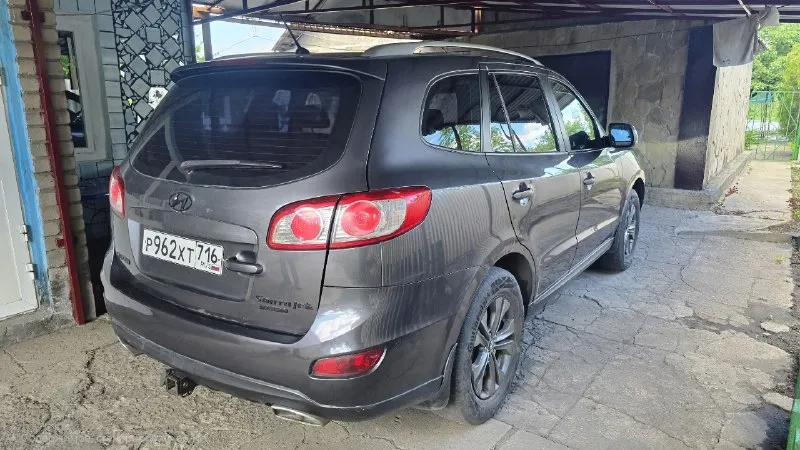 🌟 продам хюндай санта-фе 🌟 🚗 модель: hyundai santa fe 📅 год выпуска: 2011 🌈 цвет: металлик, глубокий серый 🛣️ пробег: 220 000 💰 цена: 1,150,000 руб. (торг уместен) 🔧 технические характеристики: • двигатель: 2.4 л, 185 л. с. • коробка передач: автоматическая • привод: полный 🎉 особенности: • просторный и комфортный салон • современная мультимедиа система • пакет безопасности: abs, esp, подушки безопасности • система кругового обзора • кожаный салон и подогрев сидений 🌍 почему выбирают hyundai santa fe? hyundai santa fe — это идеальный выбор для семьи! надежный, безопасный и экономичный внедорожник, который отлично подходит как для городских поездок, так и для путешествий по бездорожью. 📞 звоните прямо сейчас! телефон: +7 949 330 33 32 📍 место осмотра: г. торез не упустите шанс стать владельцем этого замечательного автомобиля! 🚙✨ 📞 🇷🇺 звоните: +79493303332 - фотография - 5