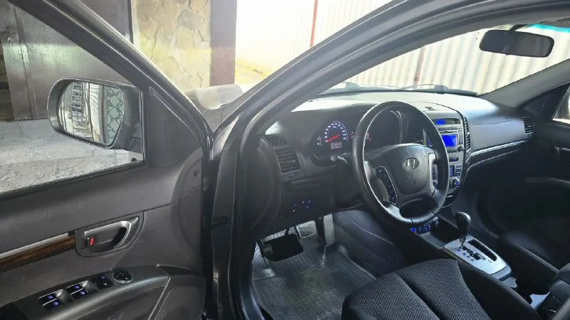 🌟 продам хюндай санта-фе 🌟 🚗 модель: hyundai santa fe 📅 год выпуска: 2011 🌈 цвет: металлик, глубокий серый 🛣️ пробег: 220 000 💰 цена: 1,150,000 руб. (торг уместен) 🔧 технические характеристики: • двигатель: 2.4 л, 185 л. с. • коробка передач: автоматическая • привод: полный 🎉 особенности: • просторный и комфортный салон • современная мультимедиа система • пакет безопасности: abs, esp, подушки безопасности • система кругового обзора • кожаный салон и подогрев сидений 🌍 почему выбирают hyundai santa fe? hyundai santa fe — это идеальный выбор для семьи! надежный, безопасный и экономичный внедорожник, который отлично подходит как для городских поездок, так и для путешествий по бездорожью. 📞 звоните прямо сейчас! телефон: +7 949 330 33 32 📍 место осмотра: г. торез не упустите шанс стать владельцем этого замечательного автомобиля! 🚙✨ 📞 🇷🇺 звоните: +79493303332 - фотография - 8