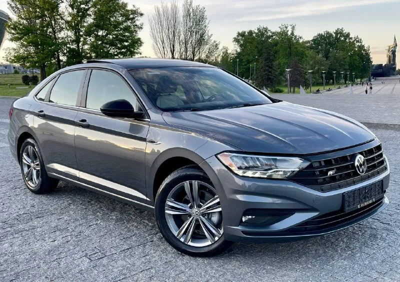 Продам в городе донецке volkswagen jetta r-line mk7 2019 год 1.4 турбо бензин 150 л. с. коробка автомат классический 8 ступенчатый айсин пробег 130 тыс км родной ! хорошая комплектация r-line полное переоформление в мрэо авто был пригнан из америки через грузию в крым, была в пользовании всего 1 год и 3 месяца, сейчас автомобиль находится в донецке, то есть авто в нашей стране находится всего 1 год и 3 месяца ! один хозяин по птс ! ездила только по крыму, безопастность вся на месте ! нечего не срабатывало! было очень минимальное повреждение грубо говоря просто косметический ремонт 3vwc57bu7km197785 вин код для проверки, стоит новая летняя резина 2025 года выпуска машина полностью от и до обслужена ! входу едет как новая ! без единого вложения! по электронике всё работает каждая кнопка ! ошибок не каких нет в таком состояний и с таким минимальным повреждением это большая редкость по запросу пришлю видео обзор и больше фото, цена 1 950 000 руб торг уместен +79495236393 моб +79498281394 телеграм - фотография - 1