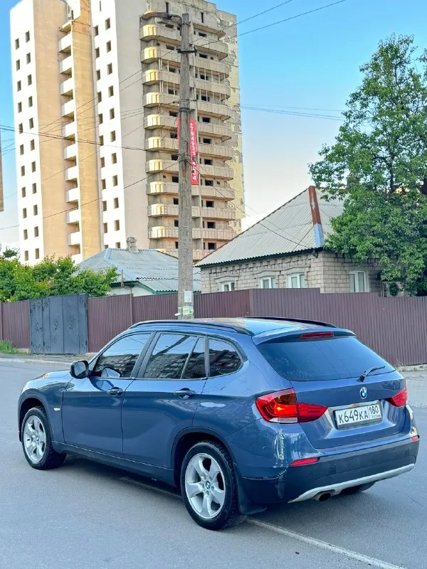 Bmw x1 💰840.000💰 бмв х1 2010г 2.0 бензин 170.000 пробег мотор отличный, не дымит, не троит, масло не расходует, едет хорошо. акпп не пинает, не буксует, переключает плавно, и мягко! ходовая не гремит не стучит. без рыжиков, в очень красивом цвете, смотрится дорого, и красиво 😍 красивая ухоженная машинка по кузову из косяков только задний угол бампера чуть не критично любые проверки на сто за ваш счет документы чистые, без запретов, без штрафов, любое переоформление в мрэо с моим присутствием без проблем осмотр г. макеевка связь +7949-607-32-69 тг тоже есть или +7949-489-08-56 цена 840.000 руб торг разумный цена сладкая 🔥 на обмен дороже по рынку 📞 🇷🇺 звоните: +79496073269 - фотография - 4