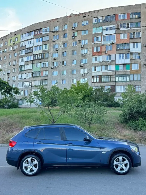 Bmw x1 💰840.000💰 бмв х1 2010г 2.0 бензин 170.000 пробег мотор отличный, не дымит, не троит, масло не расходует, едет хорошо. акпп не пинает, не буксует, переключает плавно, и мягко! ходовая не гремит не стучит. без рыжиков, в очень красивом цвете, смотрится дорого, и красиво 😍 красивая ухоженная машинка по кузову из косяков только задний угол бампера чуть не критично любые проверки на сто за ваш счет документы чистые, без запретов, без штрафов, любое переоформление в мрэо с моим присутствием без проблем осмотр г. макеевка связь +7949-607-32-69 тг тоже есть или +7949-489-08-56 цена 840.000 руб торг разумный цена сладкая 🔥 на обмен дороже по рынку 📞 🇷🇺 звоните: +79496073269 - фотография - 7