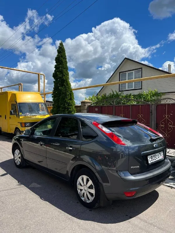 Продам ford focus 2 ghia год: 2007 родной пробег: 242тыс двигатель 1.8 бензин 125лс работает тихо и ровно не дымит. по ходовой нареканий нет, едет мягко и устойчиво! кузов в достойном состоянии выглядит красиво, днище целое, пороги целые, делать ничего не нужно! комплектация полная ghia двух-зонный климат контроль, esp курсовая устойчивость, обогрев заднего стекла, бортовик, полный пакет электро стекло подьемников, эл. зеркала, эл. фары, противотуманки, кондиционер❄️, центральный замок, дисковые тормоза в круг! автомобиль не требует вложений. документы чистые без штрафов и запретов цена: 575000 торг есть 📍мариуполь 📞+79496463727 - фотография - 4