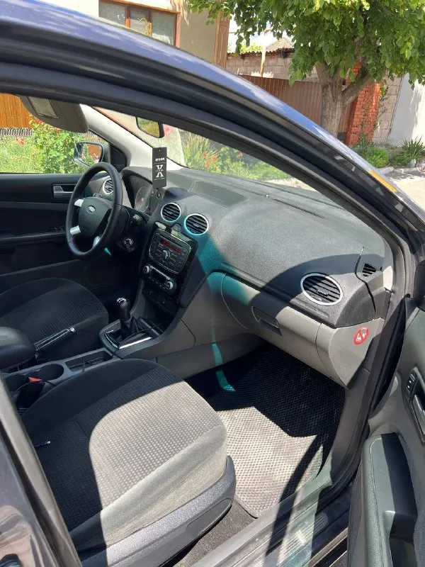 Продам ford focus 2 ghia год: 2007 родной пробег: 242тыс двигатель 1.8 бензин 125лс работает тихо и ровно не дымит. по ходовой нареканий нет, едет мягко и устойчиво! кузов в достойном состоянии выглядит красиво, днище целое, пороги целые, делать ничего не нужно! комплектация полная ghia двух-зонный климат контроль, esp курсовая устойчивость, обогрев заднего стекла, бортовик, полный пакет электро стекло подьемников, эл. зеркала, эл. фары, противотуманки, кондиционер❄️, центральный замок, дисковые тормоза в круг! автомобиль не требует вложений. документы чистые без штрафов и запретов цена: 575000 торг есть 📍мариуполь 📞+79496463727 - фотография - 9