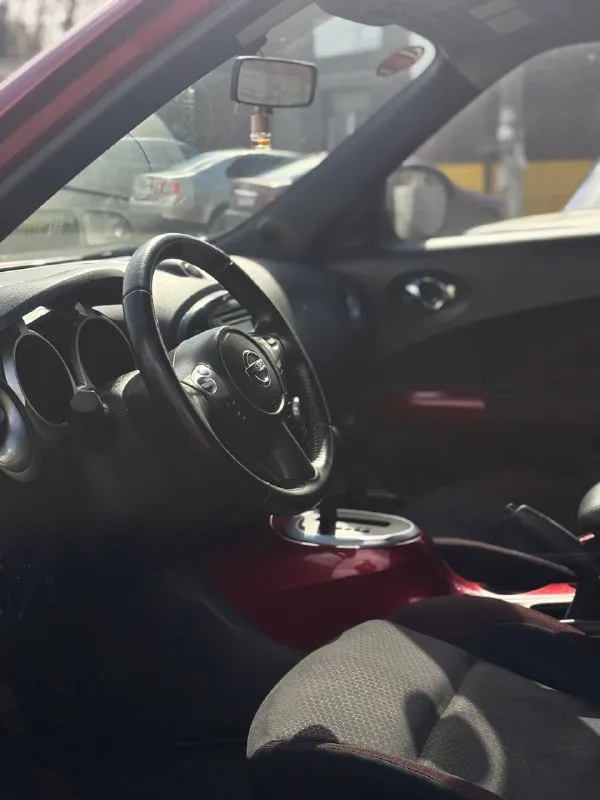 Продам авто nissan juke 2012 год 1.6 бензин (без турбины) автомат пробег оригинал 124.000км я второй хозяин, птс оригинал, по кузову целый автомобиль, в родном окрасе, лобовое так же родное. двигатель, коробка, ходовая часть на отлично. любые проверки на любом сто. климат контроль, режимы езды, стеклоподъемники, мультимедиа с камерой заднего вида. причина продажи покупка нового авто. документы в порядке, полное переоформление! цена: 1.080.000 рублей торг при осмотре! +79493485992 (если нет связи макс на этом номере, либо же +380713485992 телеграм) - фотография - 5