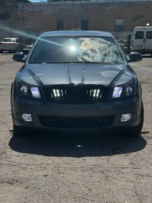 Продам škoda octavia а5 2011 1.4 tsi саха пробег 172000 км с мотором, ходовой и коробкой полный порядок. из недавнего было меняно: 2 задних подшипника (в сборе со ступицей), сцепление, колодки в круг комплектация очень хорошая: подогревы передних сидений, датчик света/дождя, обогрев зеркал, камера заднего вида, кондиционер, обдув заднего ряда, сигнализация starline с управлением с телефона, магнитола android 10 дюймов, 4 стеклоподъемника с доводчиками, круиз контроль 2 комплекта ключей + ключ для блокировки коробки по документам полный порядок, оформление без проблем. тех осмотр пройден по договоренности, могу сбросить видео обзор в телегу цена авто 770000₽ осмотр в г. макеевка тел для связи +79493538895 - фотография - 1