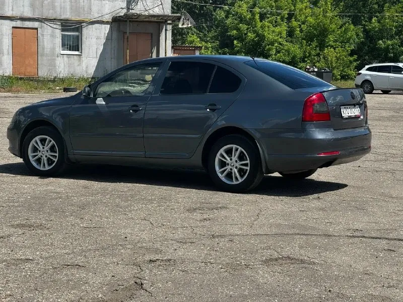 Продам škoda octavia а5 2011 1.4 tsi саха пробег 172000 км с мотором, ходовой и коробкой полный порядок. из недавнего было меняно: 2 задних подшипника (в сборе со ступицей), сцепление, колодки в круг комплектация очень хорошая: подогревы передних сидений, датчик света/дождя, обогрев зеркал, камера заднего вида, кондиционер, обдув заднего ряда, сигнализация starline с управлением с телефона, магнитола android 10 дюймов, 4 стеклоподъемника с доводчиками, круиз контроль 2 комплекта ключей + ключ для блокировки коробки по документам полный порядок, оформление без проблем. тех осмотр пройден по договоренности, могу сбросить видео обзор в телегу цена авто 770000₽ осмотр в г. макеевка тел для связи +79493538895 - фотография - 2