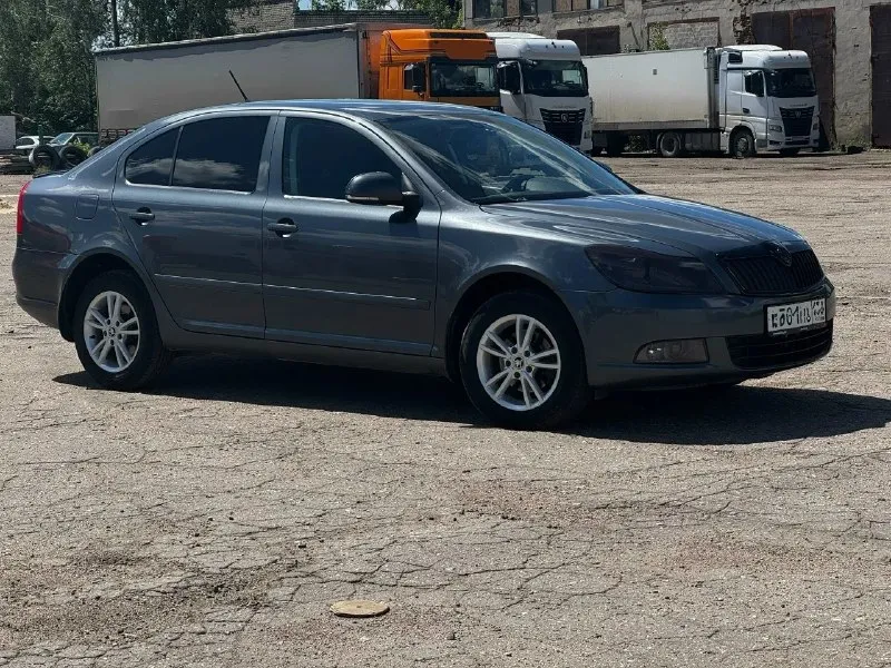 Продам škoda octavia а5 2011 1.4 tsi саха пробег 172000 км с мотором, ходовой и коробкой полный порядок. из недавнего было меняно: 2 задних подшипника (в сборе со ступицей), сцепление, колодки в круг комплектация очень хорошая: подогревы передних сидений, датчик света/дождя, обогрев зеркал, камера заднего вида, кондиционер, обдув заднего ряда, сигнализация starline с управлением с телефона, магнитола android 10 дюймов, 4 стеклоподъемника с доводчиками, круиз контроль 2 комплекта ключей + ключ для блокировки коробки по документам полный порядок, оформление без проблем. тех осмотр пройден по договоренности, могу сбросить видео обзор в телегу цена авто 770000₽ осмотр в г. макеевка тел для связи +79493538895 - фотография - 3
