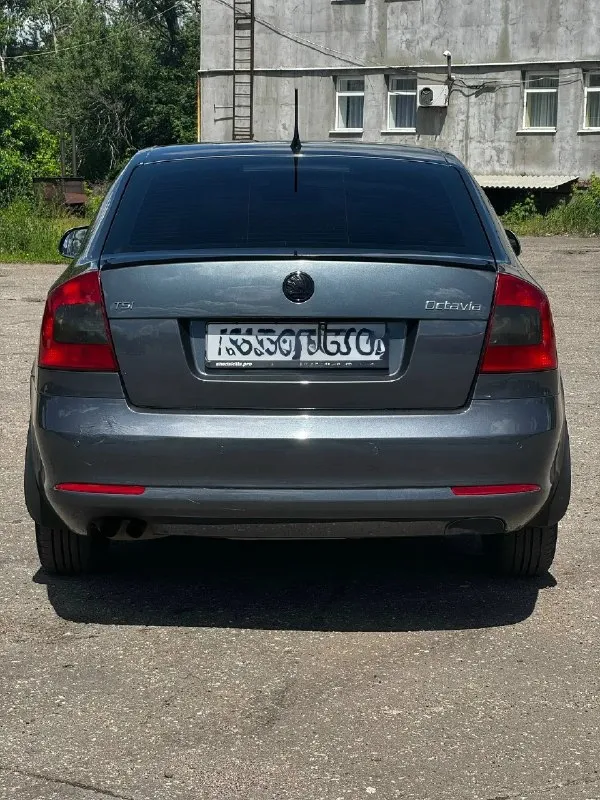 Продам škoda octavia а5 2011 1.4 tsi саха пробег 172000 км с мотором, ходовой и коробкой полный порядок. из недавнего было меняно: 2 задних подшипника (в сборе со ступицей), сцепление, колодки в круг комплектация очень хорошая: подогревы передних сидений, датчик света/дождя, обогрев зеркал, камера заднего вида, кондиционер, обдув заднего ряда, сигнализация starline с управлением с телефона, магнитола android 10 дюймов, 4 стеклоподъемника с доводчиками, круиз контроль 2 комплекта ключей + ключ для блокировки коробки по документам полный порядок, оформление без проблем. тех осмотр пройден по договоренности, могу сбросить видео обзор в телегу цена авто 770000₽ осмотр в г. макеевка тел для связи +79493538895 - фотография - 4