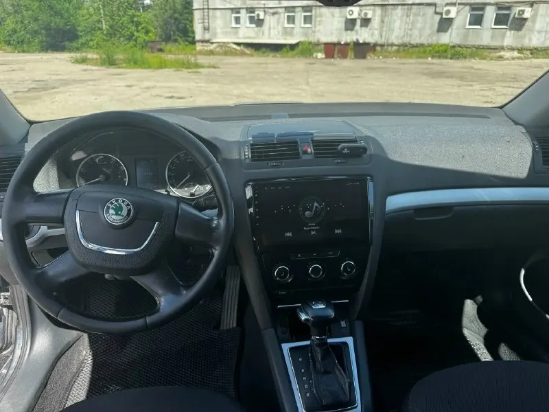 Продам škoda octavia а5 2011 1.4 tsi саха пробег 172000 км с мотором, ходовой и коробкой полный порядок. из недавнего было меняно: 2 задних подшипника (в сборе со ступицей), сцепление, колодки в круг комплектация очень хорошая: подогревы передних сидений, датчик света/дождя, обогрев зеркал, камера заднего вида, кондиционер, обдув заднего ряда, сигнализация starline с управлением с телефона, магнитола android 10 дюймов, 4 стеклоподъемника с доводчиками, круиз контроль 2 комплекта ключей + ключ для блокировки коробки по документам полный порядок, оформление без проблем. тех осмотр пройден по договоренности, могу сбросить видео обзор в телегу цена авто 770000₽ осмотр в г. макеевка тел для связи +79493538895 - фотография - 5