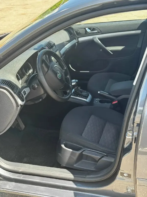 Продам škoda octavia а5 2011 1.4 tsi саха пробег 172000 км с мотором, ходовой и коробкой полный порядок. из недавнего было меняно: 2 задних подшипника (в сборе со ступицей), сцепление, колодки в круг комплектация очень хорошая: подогревы передних сидений, датчик света/дождя, обогрев зеркал, камера заднего вида, кондиционер, обдув заднего ряда, сигнализация starline с управлением с телефона, магнитола android 10 дюймов, 4 стеклоподъемника с доводчиками, круиз контроль 2 комплекта ключей + ключ для блокировки коробки по документам полный порядок, оформление без проблем. тех осмотр пройден по договоренности, могу сбросить видео обзор в телегу цена авто 770000₽ осмотр в г. макеевка тел для связи +79493538895 - фотография - 6