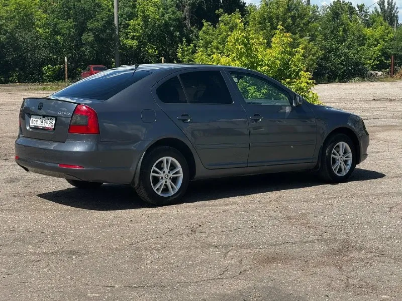 Продам škoda octavia а5 2011 1.4 tsi саха пробег 172000 км с мотором, ходовой и коробкой полный порядок. из недавнего было меняно: 2 задних подшипника (в сборе со ступицей), сцепление, колодки в круг комплектация очень хорошая: подогревы передних сидений, датчик света/дождя, обогрев зеркал, камера заднего вида, кондиционер, обдув заднего ряда, сигнализация starline с управлением с телефона, магнитола android 10 дюймов, 4 стеклоподъемника с доводчиками, круиз контроль 2 комплекта ключей + ключ для блокировки коробки по документам полный порядок, оформление без проблем. тех осмотр пройден по договоренности, могу сбросить видео обзор в телегу цена авто 770000₽ осмотр в г. макеевка тел для связи +79493538895 - фотография - 7
