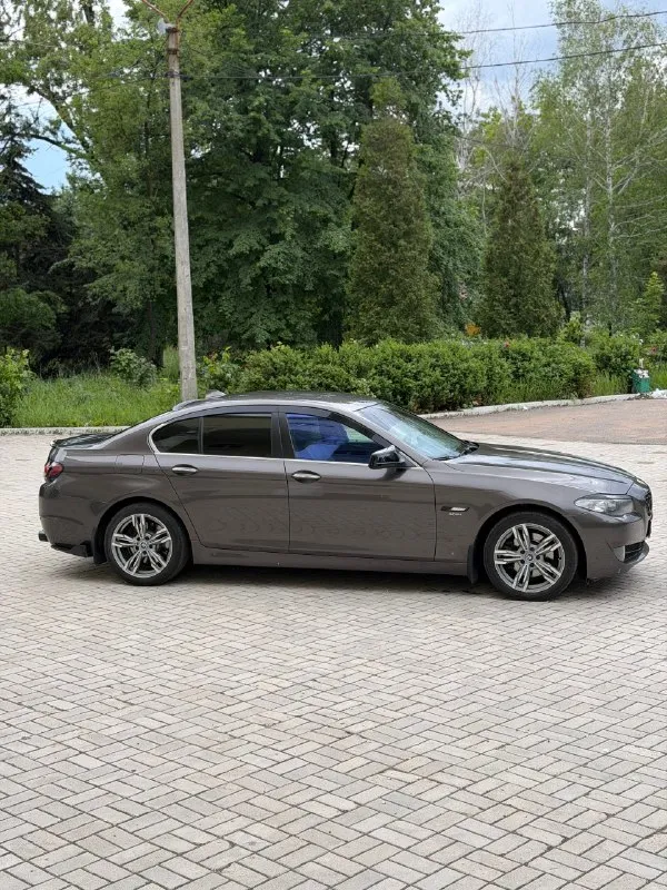 Bmw f10 528 xdrive цена 1🍋400 тыс. руб без торга двигатель 2.0,245 сил год выпуска 2012 машина в отличном состоянии, вся обслужена полностью, автомобиль личный, денег не жалел, поменял недавно турбину в сборе, ходовая все перебрана, масло везде поменял, в акпп, в заднем редукторе и тд. передний дефиринциал обслужен. передние ступицы и шрузы новые. короче тачка обслужена от а до я кто сядет, делать ничего не будет по коробке вопросов нет, едет без буксов, пинков и тд салон в отличном состоянии, не просиженный, не помятый. по двигателю тоже проблем нет, едет очень бодро, масло не хавает вообще !! сделан раздвоенный управляемый выхлоп от atm, звучит очень круто электрика вся работает. автотека зеленая, без дтп и выплат. переоформление в мрэо обязательно, можно с моим присутствием. г. макеевка, связь +79494094295 +79493219323 📞 🇷🇺 звоните: +79494094295 - фотография - 2
