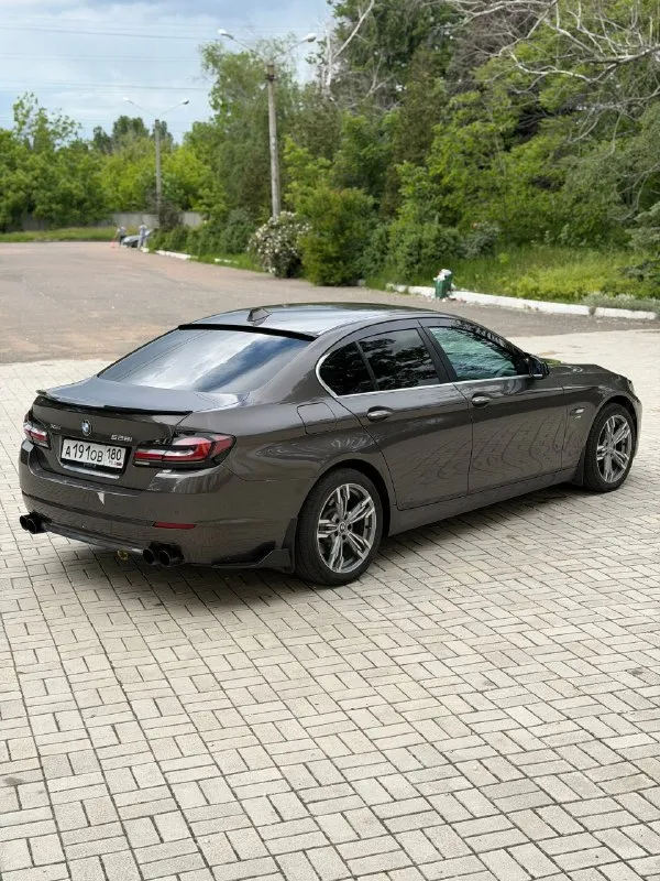 Bmw f10 528 xdrive цена 1🍋400 тыс. руб без торга двигатель 2.0,245 сил год выпуска 2012 машина в отличном состоянии, вся обслужена полностью, автомобиль личный, денег не жалел, поменял недавно турбину в сборе, ходовая все перебрана, масло везде поменял, в акпп, в заднем редукторе и тд. передний дефиринциал обслужен. передние ступицы и шрузы новые. короче тачка обслужена от а до я кто сядет, делать ничего не будет по коробке вопросов нет, едет без буксов, пинков и тд салон в отличном состоянии, не просиженный, не помятый. по двигателю тоже проблем нет, едет очень бодро, масло не хавает вообще !! сделан раздвоенный управляемый выхлоп от atm, звучит очень круто электрика вся работает. автотека зеленая, без дтп и выплат. переоформление в мрэо обязательно, можно с моим присутствием. г. макеевка, связь +79494094295 +79493219323 📞 🇷🇺 звоните: +79494094295 - фотография - 3