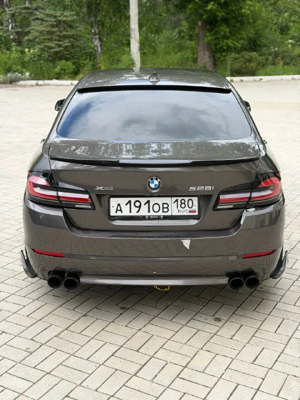 Bmw f10 528 xdrive цена 1🍋400 тыс. руб без торга двигатель 2.0,245 сил год выпуска 2012 машина в отличном состоянии, вся обслужена полностью, автомобиль личный, денег не жалел, поменял недавно турбину в сборе, ходовая все перебрана, масло везде поменял, в акпп, в заднем редукторе и тд. передний дефиринциал обслужен. передние ступицы и шрузы новые. короче тачка обслужена от а до я кто сядет, делать ничего не будет по коробке вопросов нет, едет без буксов, пинков и тд салон в отличном состоянии, не просиженный, не помятый. по двигателю тоже проблем нет, едет очень бодро, масло не хавает вообще !! сделан раздвоенный управляемый выхлоп от atm, звучит очень круто электрика вся работает. автотека зеленая, без дтп и выплат. переоформление в мрэо обязательно, можно с моим присутствием. г. макеевка, связь +79494094295 +79493219323 📞 🇷🇺 звоните: +79494094295 - фотография - 4