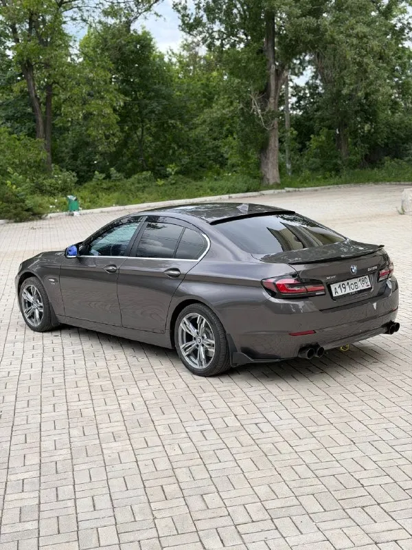 Bmw f10 528 xdrive цена 1🍋400 тыс. руб без торга двигатель 2.0,245 сил год выпуска 2012 машина в отличном состоянии, вся обслужена полностью, автомобиль личный, денег не жалел, поменял недавно турбину в сборе, ходовая все перебрана, масло везде поменял, в акпп, в заднем редукторе и тд. передний дефиринциал обслужен. передние ступицы и шрузы новые. короче тачка обслужена от а до я кто сядет, делать ничего не будет по коробке вопросов нет, едет без буксов, пинков и тд салон в отличном состоянии, не просиженный, не помятый. по двигателю тоже проблем нет, едет очень бодро, масло не хавает вообще !! сделан раздвоенный управляемый выхлоп от atm, звучит очень круто электрика вся работает. автотека зеленая, без дтп и выплат. переоформление в мрэо обязательно, можно с моим присутствием. г. макеевка, связь +79494094295 +79493219323 📞 🇷🇺 звоните: +79494094295 - фотография - 5