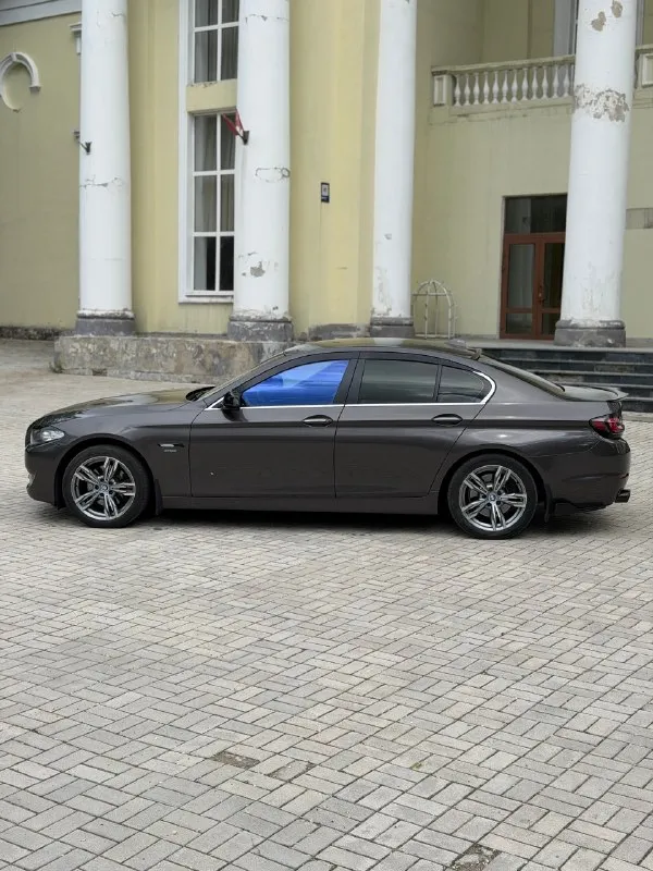 Bmw f10 528 xdrive цена 1🍋400 тыс. руб без торга двигатель 2.0,245 сил год выпуска 2012 машина в отличном состоянии, вся обслужена полностью, автомобиль личный, денег не жалел, поменял недавно турбину в сборе, ходовая все перебрана, масло везде поменял, в акпп, в заднем редукторе и тд. передний дефиринциал обслужен. передние ступицы и шрузы новые. короче тачка обслужена от а до я кто сядет, делать ничего не будет по коробке вопросов нет, едет без буксов, пинков и тд салон в отличном состоянии, не просиженный, не помятый. по двигателю тоже проблем нет, едет очень бодро, масло не хавает вообще !! сделан раздвоенный управляемый выхлоп от atm, звучит очень круто электрика вся работает. автотека зеленая, без дтп и выплат. переоформление в мрэо обязательно, можно с моим присутствием. г. макеевка, связь +79494094295 +79493219323 📞 🇷🇺 звоните: +79494094295 - фотография - 6