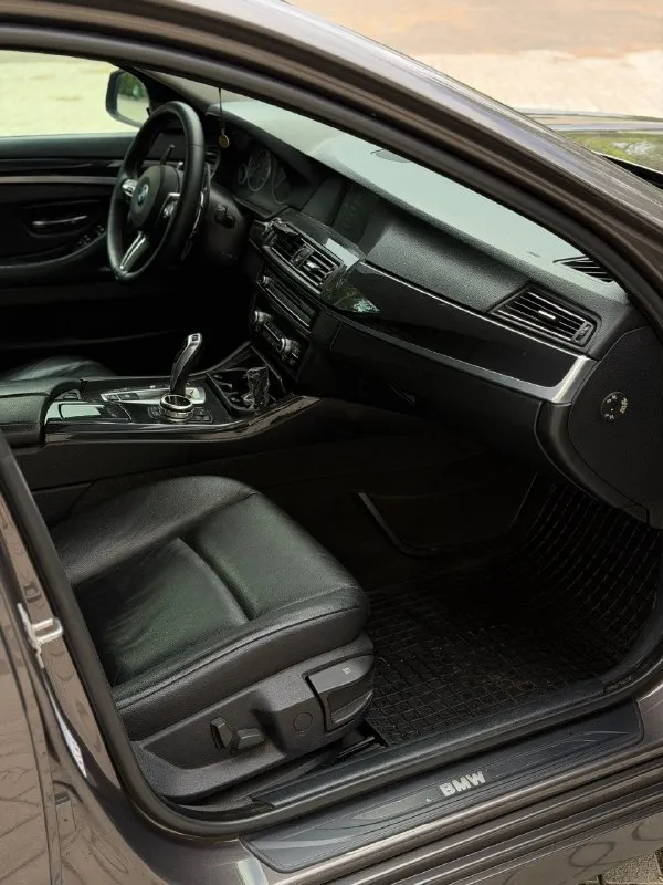 Bmw f10 528 xdrive цена 1🍋400 тыс. руб без торга двигатель 2.0,245 сил год выпуска 2012 машина в отличном состоянии, вся обслужена полностью, автомобиль личный, денег не жалел, поменял недавно турбину в сборе, ходовая все перебрана, масло везде поменял, в акпп, в заднем редукторе и тд. передний дефиринциал обслужен. передние ступицы и шрузы новые. короче тачка обслужена от а до я кто сядет, делать ничего не будет по коробке вопросов нет, едет без буксов, пинков и тд салон в отличном состоянии, не просиженный, не помятый. по двигателю тоже проблем нет, едет очень бодро, масло не хавает вообще !! сделан раздвоенный управляемый выхлоп от atm, звучит очень круто электрика вся работает. автотека зеленая, без дтп и выплат. переоформление в мрэо обязательно, можно с моим присутствием. г. макеевка, связь +79494094295 +79493219323 📞 🇷🇺 звоните: +79494094295 - фотография - 9