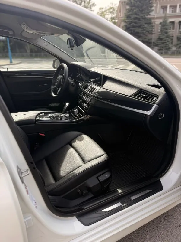 ❗️продам bmw f10 520i (бмв ф10)❗️ ✅пробег-182000тыс. км. родной ❗️⚠️главное преимущество: двигатель 2.0 литра после полного ремонта, находится на обкатке – практически новый агрегат! вам не придется беспокоиться о дорогостоящем ремонте. не контрактный. состояние: ✅кузов: отличное состояние, без дтп, лакокрасочное покрытие с хорошем состоянии(есть пару сколов на капоте). весь в родне, любые проверки стоят свежие диски r19 на летней резине. ✅салон: роскошный кожаный салон в идеальном состоянии, как новый. никаких потертостей или повреждений. дополнительно установлена android магнитола с car play и bluetooth. ✅двигатель: 2.0 л, бензин, после капитального ремонта, на обкатке. потенциал нового мотора. поменяно масло в акпп, антифриз, тормозная жидкость, климат заправлен. ✅ходовая часть: в идеальном рабочем состоянии. никаких посторонних звуков, автомобиль едет плавно и уверенно. 2.100.000 руб. +79787297087 - фотография - 10