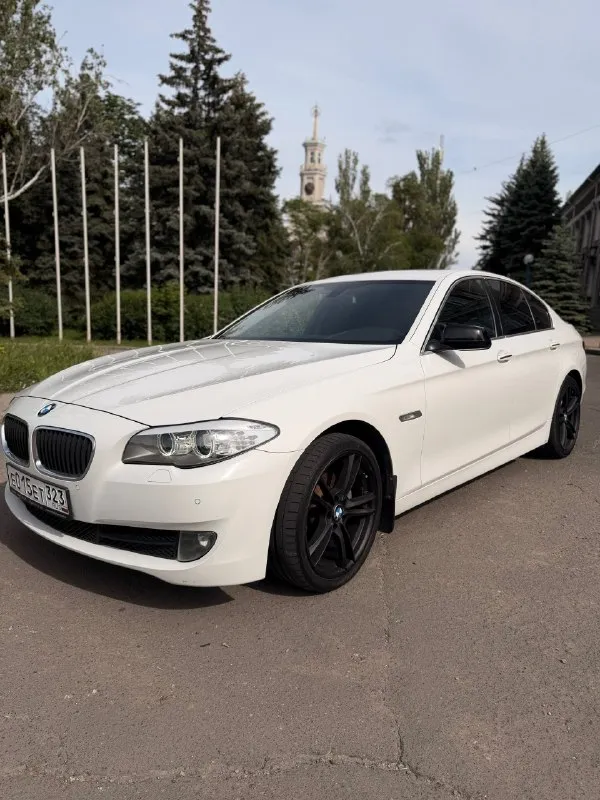 ❗️продам bmw f10 520i (бмв ф10)❗️ ✅пробег-182000тыс. км. родной ❗️⚠️главное преимущество: двигатель 2.0 литра после полного ремонта, находится на обкатке – практически новый агрегат! вам не придется беспокоиться о дорогостоящем ремонте. не контрактный. состояние: ✅кузов: отличное состояние, без дтп, лакокрасочное покрытие с хорошем состоянии(есть пару сколов на капоте). весь в родне, любые проверки стоят свежие диски r19 на летней резине. ✅салон: роскошный кожаный салон в идеальном состоянии, как новый. никаких потертостей или повреждений. дополнительно установлена android магнитола с car play и bluetooth. ✅двигатель: 2.0 л, бензин, после капитального ремонта, на обкатке. потенциал нового мотора. поменяно масло в акпп, антифриз, тормозная жидкость, климат заправлен. ✅ходовая часть: в идеальном рабочем состоянии. никаких посторонних звуков, автомобиль едет плавно и уверенно. 2.100.000 руб. +79787297087 - фотография - 2