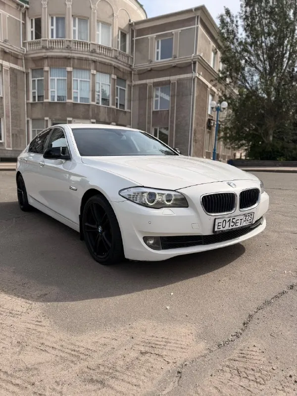 ❗️продам bmw f10 520i (бмв ф10)❗️ ✅пробег-182000тыс. км. родной ❗️⚠️главное преимущество: двигатель 2.0 литра после полного ремонта, находится на обкатке – практически новый агрегат! вам не придется беспокоиться о дорогостоящем ремонте. не контрактный. состояние: ✅кузов: отличное состояние, без дтп, лакокрасочное покрытие с хорошем состоянии(есть пару сколов на капоте). весь в родне, любые проверки стоят свежие диски r19 на летней резине. ✅салон: роскошный кожаный салон в идеальном состоянии, как новый. никаких потертостей или повреждений. дополнительно установлена android магнитола с car play и bluetooth. ✅двигатель: 2.0 л, бензин, после капитального ремонта, на обкатке. потенциал нового мотора. поменяно масло в акпп, антифриз, тормозная жидкость, климат заправлен. ✅ходовая часть: в идеальном рабочем состоянии. никаких посторонних звуков, автомобиль едет плавно и уверенно. 2.100.000 руб. +79787297087 - фотография - 3