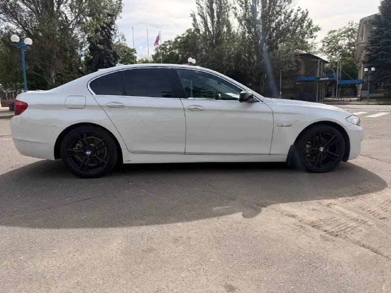 ❗️продам bmw f10 520i (бмв ф10)❗️ ✅пробег-182000тыс. км. родной ❗️⚠️главное преимущество: двигатель 2.0 литра после полного ремонта, находится на обкатке – практически новый агрегат! вам не придется беспокоиться о дорогостоящем ремонте. не контрактный. состояние: ✅кузов: отличное состояние, без дтп, лакокрасочное покрытие с хорошем состоянии(есть пару сколов на капоте). весь в родне, любые проверки стоят свежие диски r19 на летней резине. ✅салон: роскошный кожаный салон в идеальном состоянии, как новый. никаких потертостей или повреждений. дополнительно установлена android магнитола с car play и bluetooth. ✅двигатель: 2.0 л, бензин, после капитального ремонта, на обкатке. потенциал нового мотора. поменяно масло в акпп, антифриз, тормозная жидкость, климат заправлен. ✅ходовая часть: в идеальном рабочем состоянии. никаких посторонних звуков, автомобиль едет плавно и уверенно. 2.100.000 руб. +79787297087 - фотография - 4