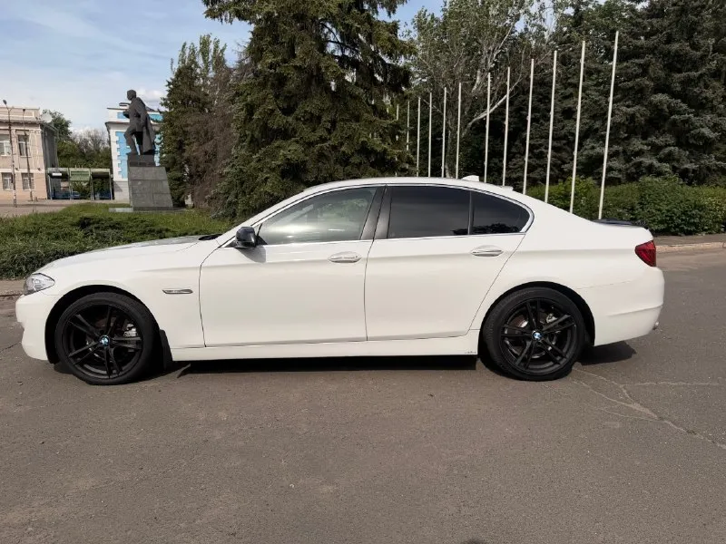 ❗️продам bmw f10 520i (бмв ф10)❗️ ✅пробег-182000тыс. км. родной ❗️⚠️главное преимущество: двигатель 2.0 литра после полного ремонта, находится на обкатке – практически новый агрегат! вам не придется беспокоиться о дорогостоящем ремонте. не контрактный. состояние: ✅кузов: отличное состояние, без дтп, лакокрасочное покрытие с хорошем состоянии(есть пару сколов на капоте). весь в родне, любые проверки стоят свежие диски r19 на летней резине. ✅салон: роскошный кожаный салон в идеальном состоянии, как новый. никаких потертостей или повреждений. дополнительно установлена android магнитола с car play и bluetooth. ✅двигатель: 2.0 л, бензин, после капитального ремонта, на обкатке. потенциал нового мотора. поменяно масло в акпп, антифриз, тормозная жидкость, климат заправлен. ✅ходовая часть: в идеальном рабочем состоянии. никаких посторонних звуков, автомобиль едет плавно и уверенно. 2.100.000 руб. +79787297087 - фотография - 5