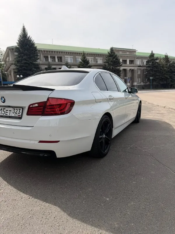 ❗️продам bmw f10 520i (бмв ф10)❗️ ✅пробег-182000тыс. км. родной ❗️⚠️главное преимущество: двигатель 2.0 литра после полного ремонта, находится на обкатке – практически новый агрегат! вам не придется беспокоиться о дорогостоящем ремонте. не контрактный. состояние: ✅кузов: отличное состояние, без дтп, лакокрасочное покрытие с хорошем состоянии(есть пару сколов на капоте). весь в родне, любые проверки стоят свежие диски r19 на летней резине. ✅салон: роскошный кожаный салон в идеальном состоянии, как новый. никаких потертостей или повреждений. дополнительно установлена android магнитола с car play и bluetooth. ✅двигатель: 2.0 л, бензин, после капитального ремонта, на обкатке. потенциал нового мотора. поменяно масло в акпп, антифриз, тормозная жидкость, климат заправлен. ✅ходовая часть: в идеальном рабочем состоянии. никаких посторонних звуков, автомобиль едет плавно и уверенно. 2.100.000 руб. +79787297087 - фотография - 6