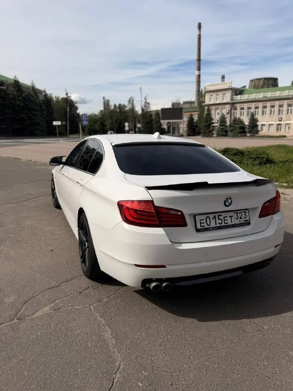 ❗️продам bmw f10 520i (бмв ф10)❗️ ✅пробег-182000тыс. км. родной ❗️⚠️главное преимущество: двигатель 2.0 литра после полного ремонта, находится на обкатке – практически новый агрегат! вам не придется беспокоиться о дорогостоящем ремонте. не контрактный. состояние: ✅кузов: отличное состояние, без дтп, лакокрасочное покрытие с хорошем состоянии(есть пару сколов на капоте). весь в родне, любые проверки стоят свежие диски r19 на летней резине. ✅салон: роскошный кожаный салон в идеальном состоянии, как новый. никаких потертостей или повреждений. дополнительно установлена android магнитола с car play и bluetooth. ✅двигатель: 2.0 л, бензин, после капитального ремонта, на обкатке. потенциал нового мотора. поменяно масло в акпп, антифриз, тормозная жидкость, климат заправлен. ✅ходовая часть: в идеальном рабочем состоянии. никаких посторонних звуков, автомобиль едет плавно и уверенно. 2.100.000 руб. +79787297087 - фотография - 7