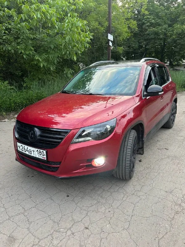 Продам volkswagen tiguan 2010 года выпуска обьем 2.0 с 6-ступенчатой коробкой передач aisin автомобиль в идеальном состоянии, полностью в заводском окрасе не бит, не крашен, по кузову никаких нюансов, рыжики, коррозия отсутствует, авто полностью обслужен и не требует никаких вложения установлен новый оригинальный мотор, документы имеются! отличная комплектация, установлены линзы, сенсорная аудиосистема, подогревы сидений, климат контроля, круиз контроль, мультируль, камера заднего вида и т. д все остальные вопросы по телефону: +79493471173 цена 1.2 млн - фотография - 1