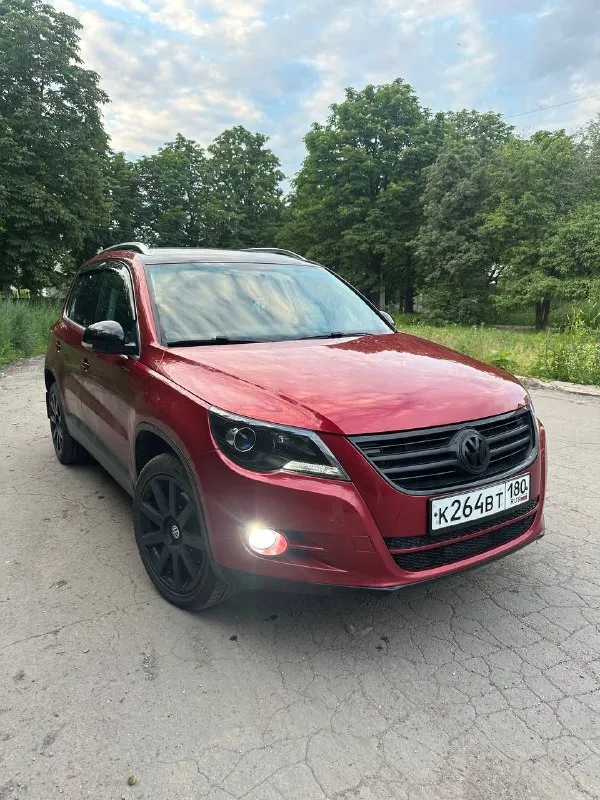 Продам volkswagen tiguan 2010 года выпуска обьем 2.0 с 6-ступенчатой коробкой передач aisin автомобиль в идеальном состоянии, полностью в заводском окрасе не бит, не крашен, по кузову никаких нюансов, рыжики, коррозия отсутствует, авто полностью обслужен и не требует никаких вложения установлен новый оригинальный мотор, документы имеются! отличная комплектация, установлены линзы, сенсорная аудиосистема, подогревы сидений, климат контроля, круиз контроль, мультируль, камера заднего вида и т. д все остальные вопросы по телефону: +79493471173 цена 1.2 млн - фотография - 2
