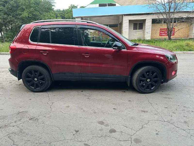 Продам volkswagen tiguan 2010 года выпуска обьем 2.0 с 6-ступенчатой коробкой передач aisin автомобиль в идеальном состоянии, полностью в заводском окрасе не бит, не крашен, по кузову никаких нюансов, рыжики, коррозия отсутствует, авто полностью обслужен и не требует никаких вложения установлен новый оригинальный мотор, документы имеются! отличная комплектация, установлены линзы, сенсорная аудиосистема, подогревы сидений, климат контроля, круиз контроль, мультируль, камера заднего вида и т. д все остальные вопросы по телефону: +79493471173 цена 1.2 млн - фотография - 3