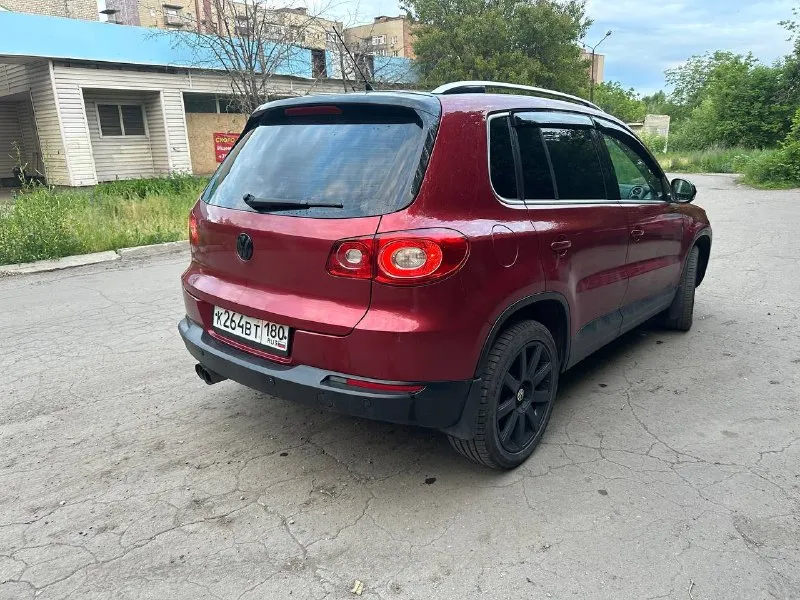Продам volkswagen tiguan 2010 года выпуска обьем 2.0 с 6-ступенчатой коробкой передач aisin автомобиль в идеальном состоянии, полностью в заводском окрасе не бит, не крашен, по кузову никаких нюансов, рыжики, коррозия отсутствует, авто полностью обслужен и не требует никаких вложения установлен новый оригинальный мотор, документы имеются! отличная комплектация, установлены линзы, сенсорная аудиосистема, подогревы сидений, климат контроля, круиз контроль, мультируль, камера заднего вида и т. д все остальные вопросы по телефону: +79493471173 цена 1.2 млн - фотография - 4
