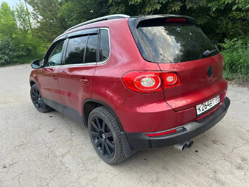 Продам volkswagen tiguan 2010 года выпуска обьем 2.0 с 6-ступенчатой коробкой передач aisin автомобиль в идеальном состоянии, полностью в заводском окрасе не бит, не крашен, по кузову никаких нюансов, рыжики, коррозия отсутствует, авто полностью обслужен и не требует никаких вложения установлен новый оригинальный мотор, документы имеются! отличная комплектация, установлены линзы, сенсорная аудиосистема, подогревы сидений, климат контроля, круиз контроль, мультируль, камера заднего вида и т. д все остальные вопросы по телефону: +79493471173 цена 1.2 млн - фотография - 5