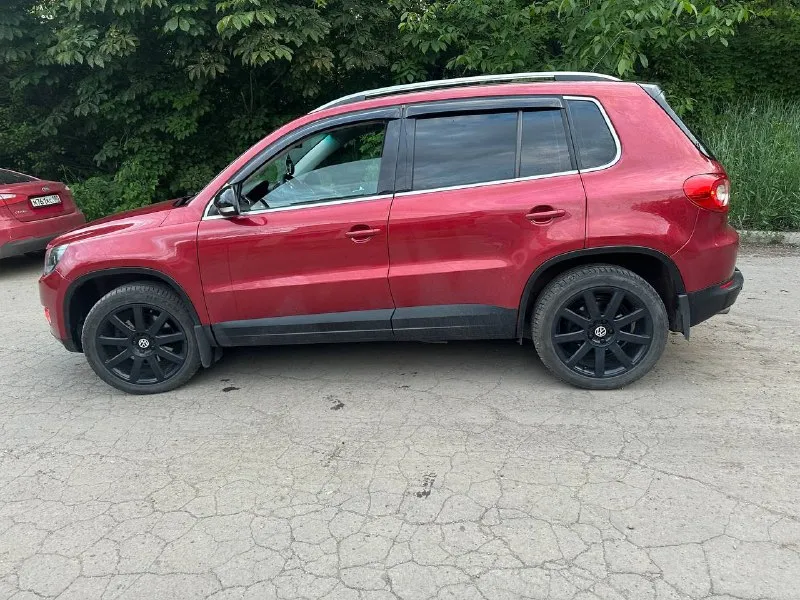 Продам volkswagen tiguan 2010 года выпуска обьем 2.0 с 6-ступенчатой коробкой передач aisin автомобиль в идеальном состоянии, полностью в заводском окрасе не бит, не крашен, по кузову никаких нюансов, рыжики, коррозия отсутствует, авто полностью обслужен и не требует никаких вложения установлен новый оригинальный мотор, документы имеются! отличная комплектация, установлены линзы, сенсорная аудиосистема, подогревы сидений, климат контроля, круиз контроль, мультируль, камера заднего вида и т. д все остальные вопросы по телефону: +79493471173 цена 1.2 млн - фотография - 6