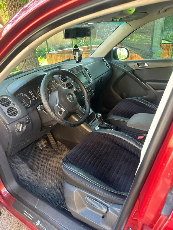 Продам volkswagen tiguan 2010 года выпуска обьем 2.0 с 6-ступенчатой коробкой передач aisin автомобиль в идеальном состоянии, полностью в заводском окрасе не бит, не крашен, по кузову никаких нюансов, рыжики, коррозия отсутствует, авто полностью обслужен и не требует никаких вложения установлен новый оригинальный мотор, документы имеются! отличная комплектация, установлены линзы, сенсорная аудиосистема, подогревы сидений, климат контроля, круиз контроль, мультируль, камера заднего вида и т. д все остальные вопросы по телефону: +79493471173 цена 1.2 млн - фотография - 7