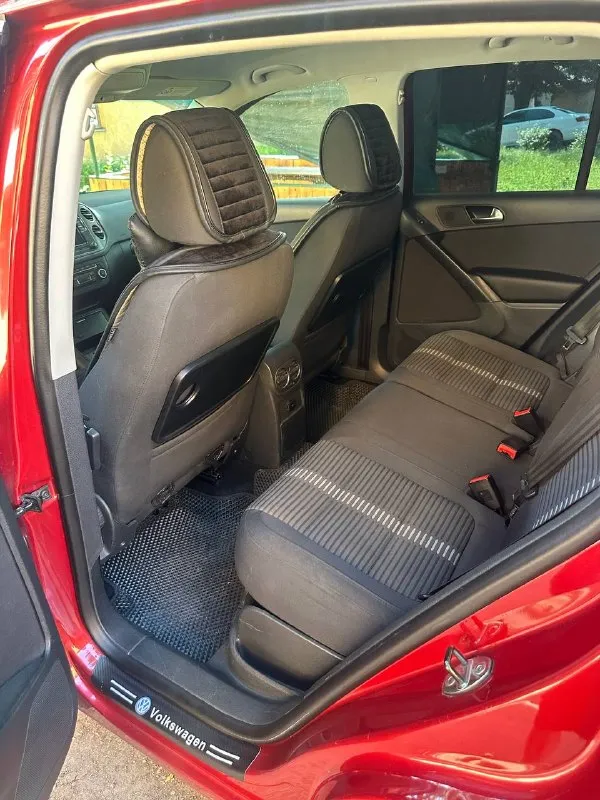 Продам volkswagen tiguan 2010 года выпуска обьем 2.0 с 6-ступенчатой коробкой передач aisin автомобиль в идеальном состоянии, полностью в заводском окрасе не бит, не крашен, по кузову никаких нюансов, рыжики, коррозия отсутствует, авто полностью обслужен и не требует никаких вложения установлен новый оригинальный мотор, документы имеются! отличная комплектация, установлены линзы, сенсорная аудиосистема, подогревы сидений, климат контроля, круиз контроль, мультируль, камера заднего вида и т. д все остальные вопросы по телефону: +79493471173 цена 1.2 млн - фотография - 8