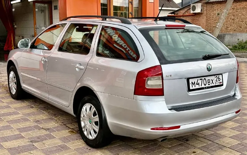 Skoda octavia a5 рестайлинг, 2011 год выпуска, 168 тыс км оригинального 100% пробега! 1.6 mpi газ-бензин 1 хозяин! авто не бит не крашен( одна арка косметический окрас) без гнили и ржавчины! рыжиков нет! пороги родные не деланные без косяков! технически отлично обслужена вся! вложений не каких не требует! все стекла родные! в хорошей комплектации! кондиционер холодит, датчик света датчик дождя, подогрев сидений, полный электро пакет, заводской ксенон газ евро 4 пропан под запаску хороший вместительный багажник! семейный автомобиль на все случаи жизни! автотека чистая! техосмотр пройден готова на оформление! осмотр город донецк срочно все вопросы по телефону звонить в любое время! цена 875 000 тыс руб! +7949-539-47-16 +7949-401-03-61 📞 звоните: +7(949)5394716 - фотография - 4