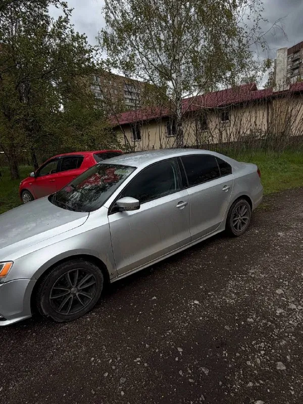 🚘 продам надежный volkswagen jetta 2.0 at usa 🚘 💰 цена: 1 100 000 ₽ (торг у капота) 📅 год выпуска: 2014 📌 первая регистрация: 2015 ⛽ газ / бензин ⚙️ коробка передач: 6-ступенчатый автомат aisin 🛣 пробег: 223 000 км ✅ техническое состояние двигатель работает отлично, не дымит коробка переключает плавно, без рывков ходовая часть в хорошем состоянии кузов в достойном состоянии для своих лет 🎯 к. .. се стекла целые ✔ электроника полностью исправна ✔ чистый и ухоженный салон 📋 юридическая информация один владелец по россии автомобиль юридически чистый полное переоформление без проблем 📍 местонахождение: донецк, кировский район автомобиль обслужен и готов к эксплуатации. отличный вариант для ежедневных поездок и дальних путешествий. 📞 звоните и приезжайте на осмотр: +7 (949) 453-96-47 🔥 реальному покупателю — разумный торг при встрече! 🔥 📲 tg: @litviin777 📞 звоните: +7(949)4539647 - фотография - 1