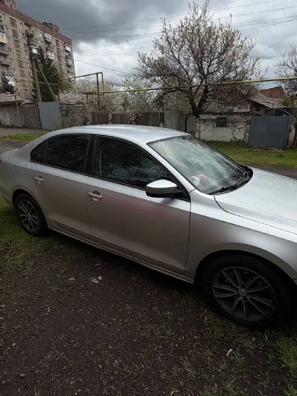 🚘 продам надежный volkswagen jetta 2.0 at usa 🚘 💰 цена: 1 100 000 ₽ (торг у капота) 📅 год выпуска: 2014 📌 первая регистрация: 2015 ⛽ газ / бензин ⚙️ коробка передач: 6-ступенчатый автомат aisin 🛣 пробег: 223 000 км ✅ техническое состояние двигатель работает отлично, не дымит коробка переключает плавно, без рывков ходовая часть в хорошем состоянии кузов в достойном состоянии для своих лет 🎯 к. .. се стекла целые ✔ электроника полностью исправна ✔ чистый и ухоженный салон 📋 юридическая информация один владелец по россии автомобиль юридически чистый полное переоформление без проблем 📍 местонахождение: донецк, кировский район автомобиль обслужен и готов к эксплуатации. отличный вариант для ежедневных поездок и дальних путешествий. 📞 звоните и приезжайте на осмотр: +7 (949) 453-96-47 🔥 реальному покупателю — разумный торг при встрече! 🔥 📲 tg: @litviin777 📞 звоните: +7(949)4539647 - фотография - 3
