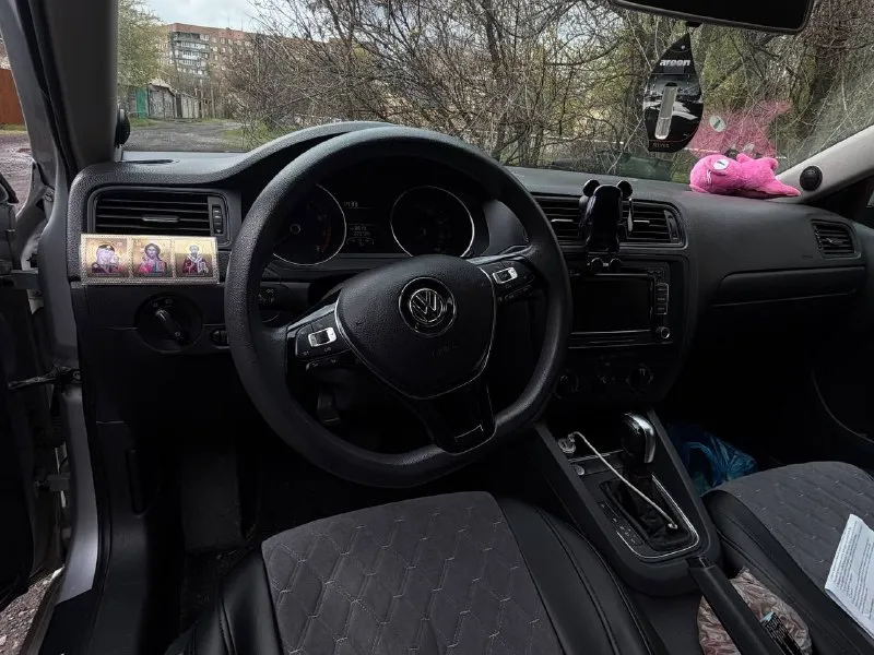 🚘 продам надежный volkswagen jetta 2.0 at usa 🚘 💰 цена: 1 100 000 ₽ (торг у капота) 📅 год выпуска: 2014 📌 первая регистрация: 2015 ⛽ газ / бензин ⚙️ коробка передач: 6-ступенчатый автомат aisin 🛣 пробег: 223 000 км ✅ техническое состояние двигатель работает отлично, не дымит коробка переключает плавно, без рывков ходовая часть в хорошем состоянии кузов в достойном состоянии для своих лет 🎯 к. .. се стекла целые ✔ электроника полностью исправна ✔ чистый и ухоженный салон 📋 юридическая информация один владелец по россии автомобиль юридически чистый полное переоформление без проблем 📍 местонахождение: донецк, кировский район автомобиль обслужен и готов к эксплуатации. отличный вариант для ежедневных поездок и дальних путешествий. 📞 звоните и приезжайте на осмотр: +7 (949) 453-96-47 🔥 реальному покупателю — разумный торг при встрече! 🔥 📲 tg: @litviin777 📞 звоните: +7(949)4539647 - фотография - 5