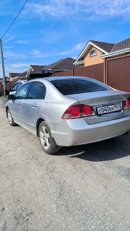 Продаю civic 2008 г. акпп в максимальной комплектации executive (круиз, климат, лепестки, туманки, складывающиеся зеркала, велюровый салон, at) автомобиль в достойном состоянии, полностью обслужен и без каких либо вложений. двигатель коробка работают в штатном режиме, двигатель масло не ест, коробка не пинает, салон сохранился так же в отличном состоянии. во владении 4 года, за этот период всё что нужно обслуживалась должным образом, на данный момент абсолютно никаких вложений не требует, всё обслужено! с адекватными людьми торг будет ✅ 630.000 тыс. руб. +79895329511 - фотография - 3