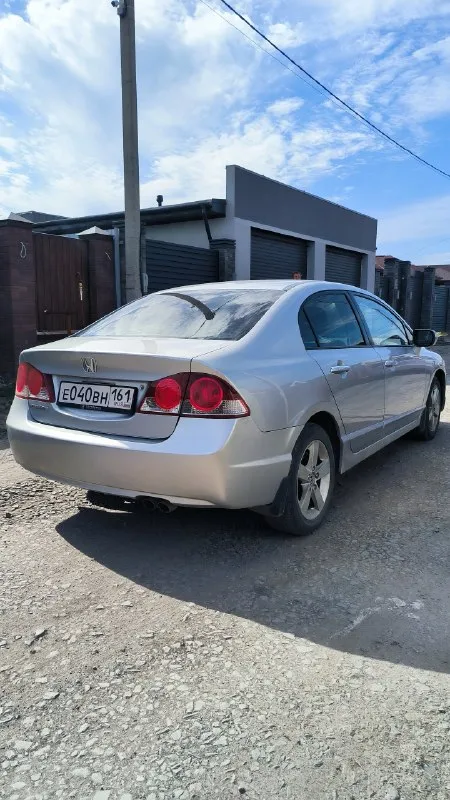 Продаю civic 2008 г. акпп в максимальной комплектации executive (круиз, климат, лепестки, туманки, складывающиеся зеркала, велюровый салон, at) автомобиль в достойном состоянии, полностью обслужен и без каких либо вложений. двигатель коробка работают в штатном режиме, двигатель масло не ест, коробка не пинает, салон сохранился так же в отличном состоянии. во владении 4 года, за этот период всё что нужно обслуживалась должным образом, на данный момент абсолютно никаких вложений не требует, всё обслужено! с адекватными людьми торг будет ✅ 630.000 тыс. руб. +79895329511 - фотография - 5