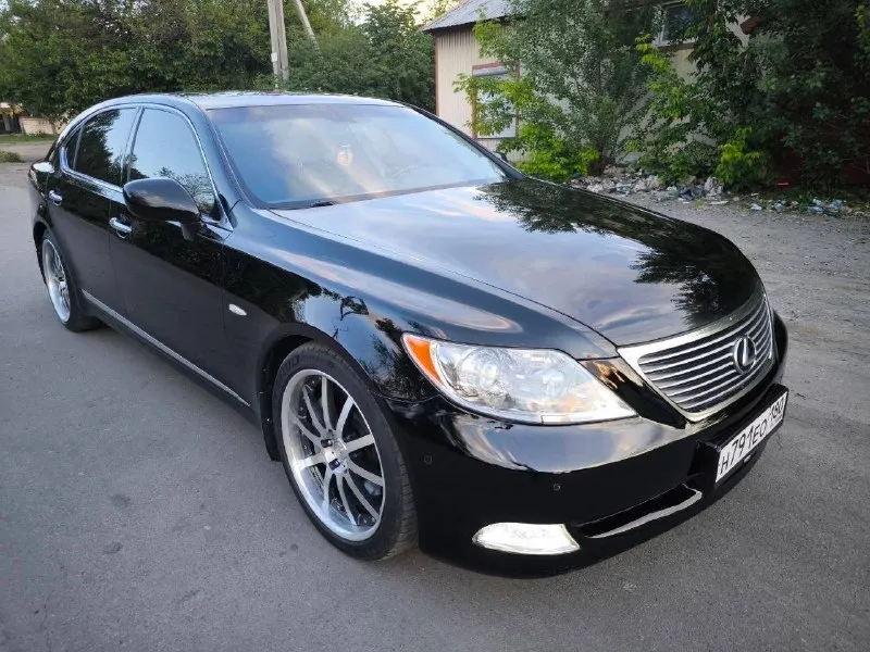 Lexus ls460l 2008 года! автомобиль в идеальном состоянии, в оригинальном заводском окрасе, без дтп, с двойным остеклением! реальный пробег 230 тыс, подтвержденный автотекой! полный привод и максимальная комплектация, с раздельными капитанскими креслами! обслужен вдоль и поперёк, работает каждая функция, 2 комплекта дисков с резиной, 2 ключа, доработана оптика, новая пневма, состояние близко к заводскому. 1.750 млн рублей 📞 звоните: +7(949)0499632 - фотография - 2