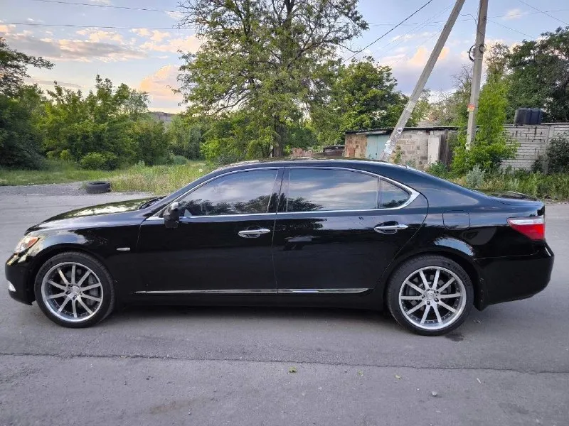 Lexus ls460l 2008 года! автомобиль в идеальном состоянии, в оригинальном заводском окрасе, без дтп, с двойным остеклением! реальный пробег 230 тыс, подтвержденный автотекой! полный привод и максимальная комплектация, с раздельными капитанскими креслами! обслужен вдоль и поперёк, работает каждая функция, 2 комплекта дисков с резиной, 2 ключа, доработана оптика, новая пневма, состояние близко к заводскому. 1.750 млн рублей 📞 звоните: +7(949)0499632 - фотография - 3