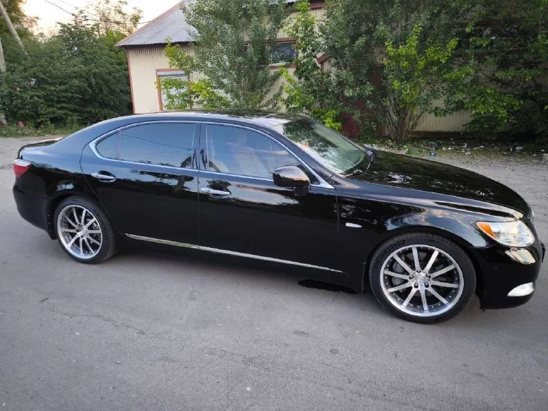 Lexus ls460l 2008 года! автомобиль в идеальном состоянии, в оригинальном заводском окрасе, без дтп, с двойным остеклением! реальный пробег 230 тыс, подтвержденный автотекой! полный привод и максимальная комплектация, с раздельными капитанскими креслами! обслужен вдоль и поперёк, работает каждая функция, 2 комплекта дисков с резиной, 2 ключа, доработана оптика, новая пневма, состояние близко к заводскому. 1.750 млн рублей 📞 звоните: +7(949)0499632 - фотография - 4