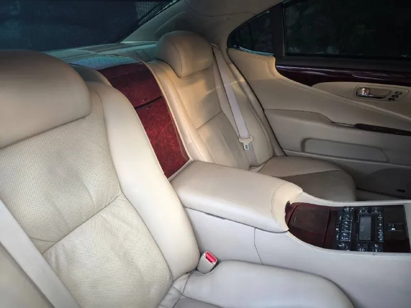 Lexus ls460l 2008 года! автомобиль в идеальном состоянии, в оригинальном заводском окрасе, без дтп, с двойным остеклением! реальный пробег 230 тыс, подтвержденный автотекой! полный привод и максимальная комплектация, с раздельными капитанскими креслами! обслужен вдоль и поперёк, работает каждая функция, 2 комплекта дисков с резиной, 2 ключа, доработана оптика, новая пневма, состояние близко к заводскому. 1.750 млн рублей 📞 звоните: +7(949)0499632 - фотография - 7