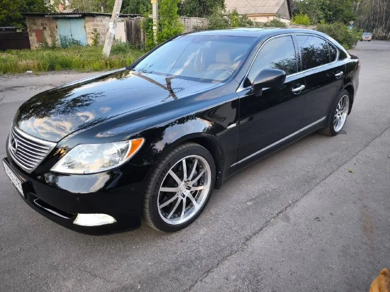 Lexus ls460l 2008 года! автомобиль в идеальном состоянии, в оригинальном заводском окрасе, без дтп, с двойным остеклением! реальный пробег 230 тыс, подтвержденный автотекой! полный привод и максимальная комплектация, с раздельными капитанскими креслами! обслужен вдоль и поперёк, работает каждая функция, 2 комплекта дисков с резиной, 2 ключа, доработана оптика, новая пневма, состояние близко к заводскому. 1.750 млн рублей 📞 звоните: +7(949)0499632 - фотография - 8
