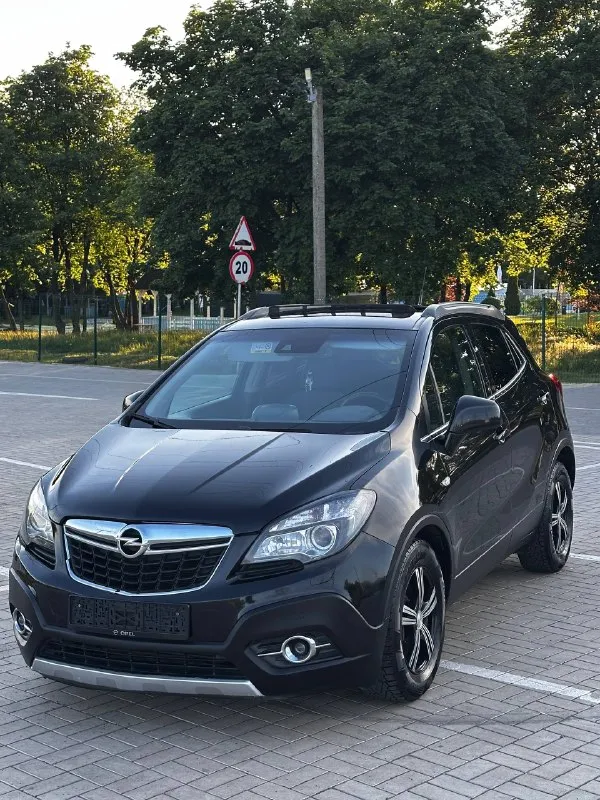 Продам автомобиль в идеальном состоянии! срочно цена 1.100.000₽ opel mokka 2015 год. пробег родной 150т км коробка автомат aisin 6ст самая надежная! автомобиль без дтп полностью в заводском окрасе! бережная эксплуатация! полностью обслужена, ходовая часть без вложений. кузов выглядит отлично без ржавчины коррозии и жучков, (повторюсь в родном окрасе) красивый цвет: черный перламутр. красивая комплектация космо: читайте внимательно! удержание полосы. распознавание дорожных знаков. круиз контроль с управлением дистанции. камера заднего хода. партроники перед и зад. люк обслужен. комбинированный салон с кожей. полный кожаный мультируль. авто свет. авто дождь. подогрев руля. подогрев сидений и зеркал. двух зонный климат контроль работает отлично. регулировка фар по высоте. туманки перед зад. заводская навигация bluetooth aux usb. запаска домкрат ключи. сигнализация пандора с автозапуском. ▶️смотреть больше фото◀️ расход топлива (город 8л) (трасса 6л) +79490518507 звоните в люб 📲 tg: @alligator_0888 📞 звоните: +7(949)0518507 - фотография - 1